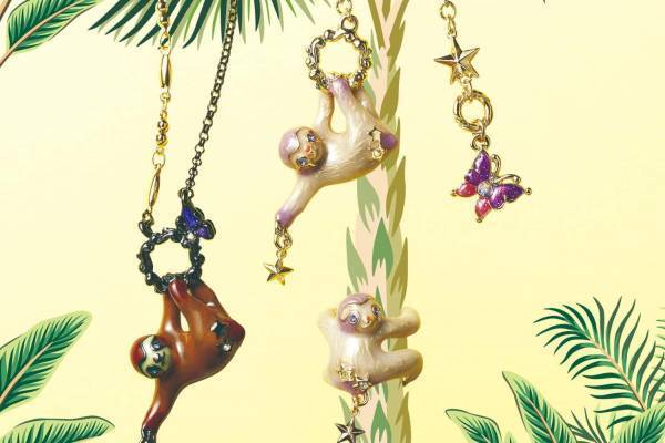 アナ スイの“なまけもの”アクセサリー、星とともに揺れる“癒し系”ネックレスやピアス