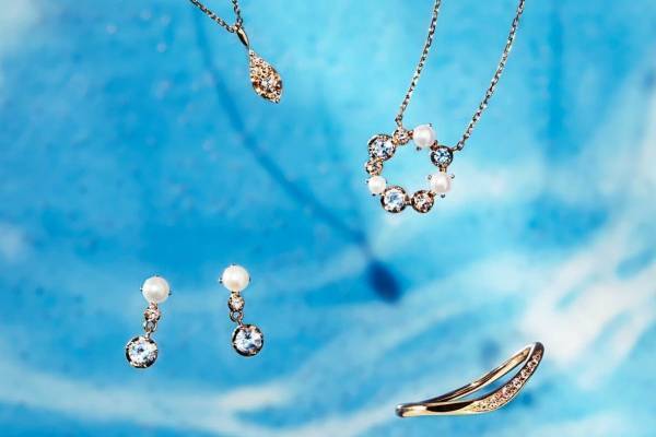 ヴァンドーム青山“海の中”を表現したジュエリー、ラピスラズリや淡水パールのネックレス