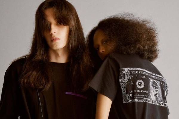 ワイズ ピンク×コウタ オクダ、“しわくちゃドル紙幣”アクリルネックレスや貨幣モチーフのウェア