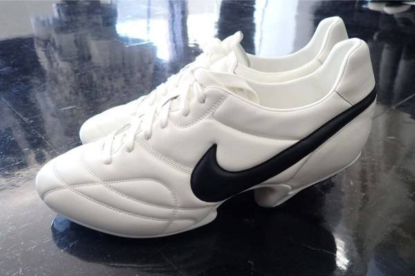 コム デ ギャルソン×ナイキ、スパイク「プレミア」を再解釈したヒール付きコラボスニーカー