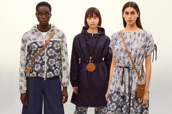 モンクレールのウィメンズ新作“フラワープリント”のウィンドブレーカーやケープ風アウター