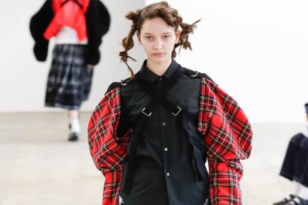 トリコ・コム デ ギャルソン 2021-22年秋冬コレクション、心に秘めた無邪気な少年らしさ