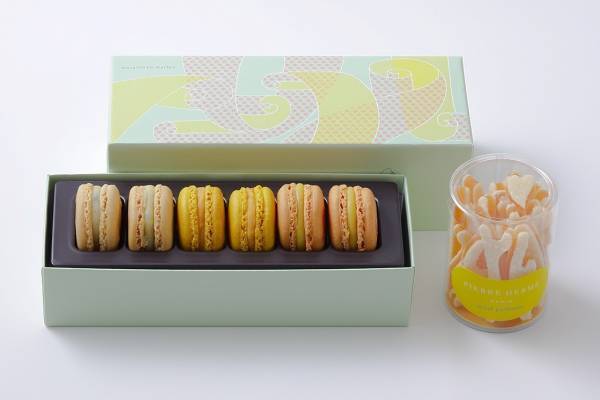 ピエール・エルメ・パリ×ミナ ペルホネン“マーブル模様”のマカロン、サンゴ型パート ド フリュイも