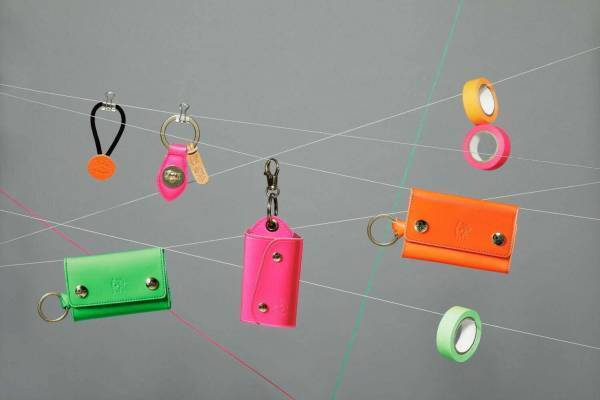 イル ビゾンテ“ネオンカラー”のクロスボディバッグや財布、鮮やかピンク&グリーンなど