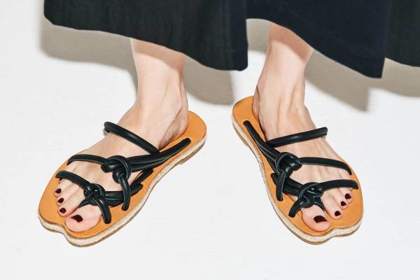 アキラナカ“結び目”ストラップ×足型ソールのフラットサンダル、“円錐ヒール”のミュールも