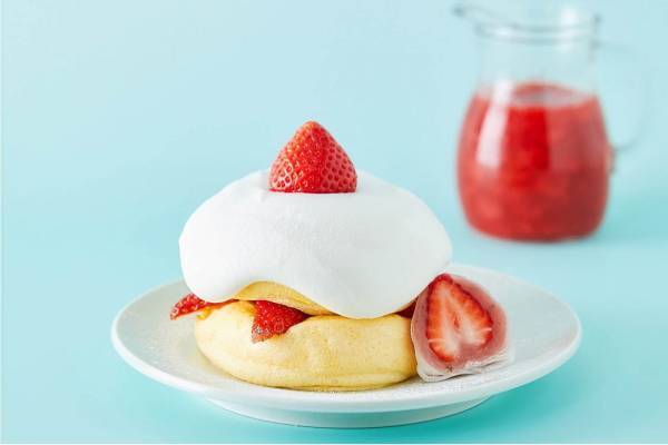 スフレパンケーキ専門店｢フリッパーズ」“いちご大福”添えた3種の苺パンケーキ