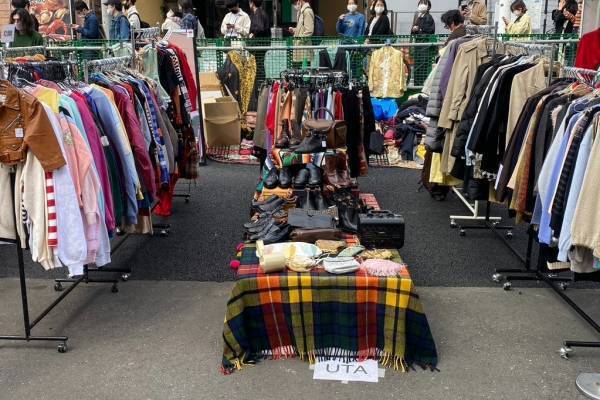 「下北沢古着マーケット」下北沢駅前広場に古着屋15店舗が集結