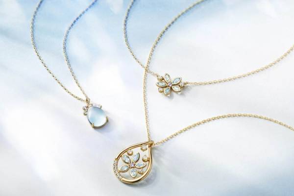 4℃“青の森”イメージの透明感ジュエリー、幸せの花“ブルースター”イメージの限定ネックレス