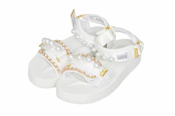 ミュベール × スイコックのサンダル、パール＆ゴールドチェーンを飾ったストラップサンダル