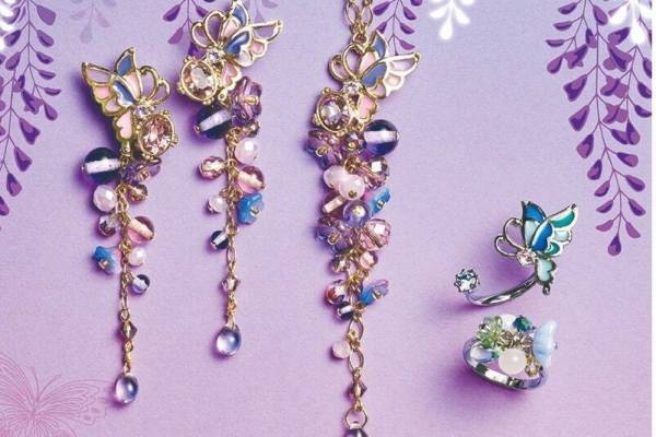 アナ スイ「藤の花」イメージの春色ジュエリー、ステンドグラス風“蝶”が舞うリングやピアス