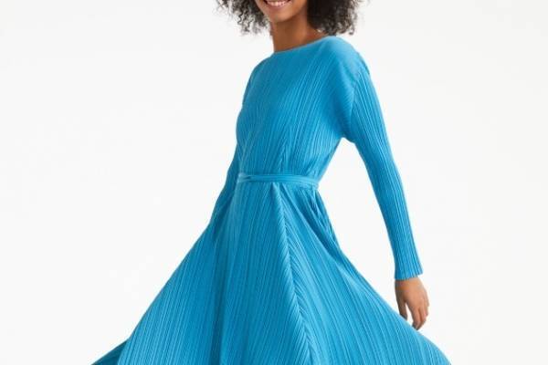 プリーツ プリーズ イッセイ ミヤケの新作、“花”や“木漏れ日”着想の爽やかなパステルカラー