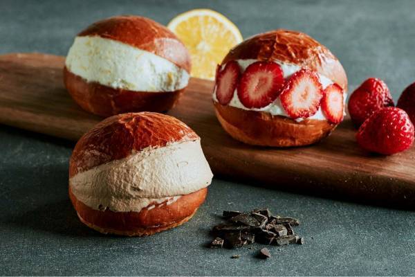 チョコレートバンクの新作、あまおうやバナナ入り生クリームを挟んだ「マリトッツォ」