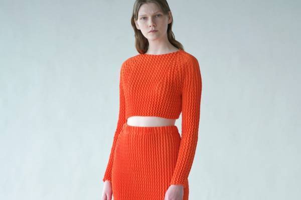 イッセイ ミヤケ”スポンジのような”ニットや”ポーチに収まる”プリーツワンピースなど