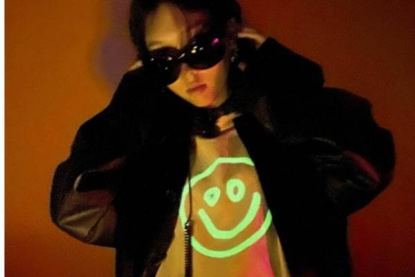 バレンシアガ新作“暗闇で光る”スマイリーフェイスTシャツ＆ベースボールキャップなど