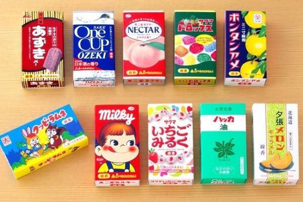 ロングセラー菓子がお線香に？！「ボンタンアメ」「サクマドロップス」が香る、懐かしのパッケージ入り