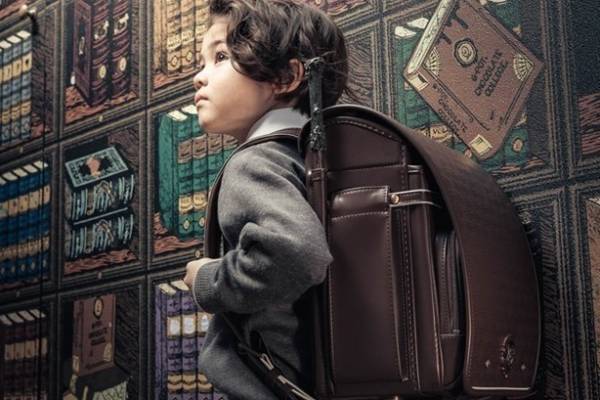 ハリー・ポッター×Q-pot.の“チョコレート”ランドセル、ホグワーツの紋章＆魔法の杖ホルダー付き