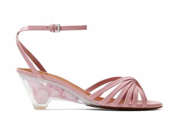 クレジュリー「桜カラー」サンダル、“花びらを閉じこめた”クリアソールシューズ