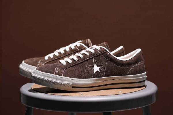 コンバースのスニーカー「ワンスター」“深みブラウン”のスエードアッパー