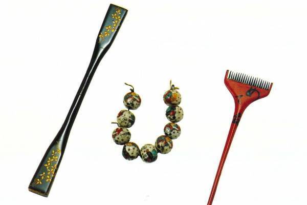 芥川龍之介の財布や太宰治のノート、樋口一葉の髪飾り等を展示「作家の愛用品」山梨県立文学館で