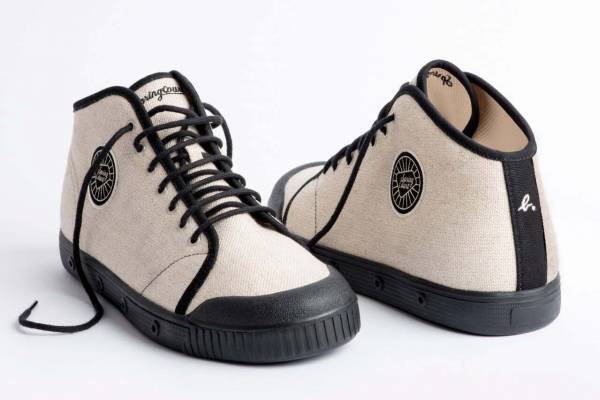 アニエスベー×スプリングコートの新コラボスニーカー、軽やかリネン×刺繍入りパッチ付き