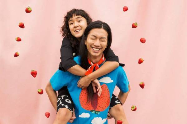 マリメッコ キオスキ21年春夏“空に浮かぶイチゴ”のTシャツやキャップ、ウニッコ柄パンツも