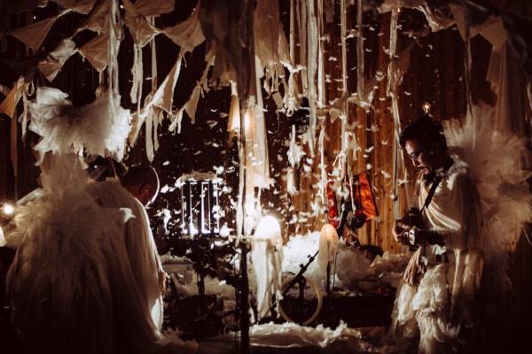 スズキタカユキ「仕立て屋のサーカス」横浜で、音×布×光の即興舞台パフォーマンス