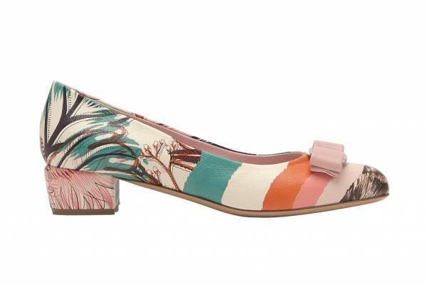 サルヴァトーレ フェラガモ“草花×虹×動物”の神秘的モチーフの新作バッグ＆シューズ