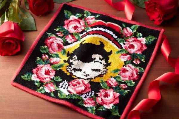 フェイラー「鉄腕アトム」「リボンの騎⼠」モチーフのハンカチ、鮮やかな薔薇を描いて