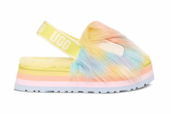 UGG“パステルカラー”のサンダル＆ウェア、タイダイファーの厚底サンダルやふわふわシープスキン