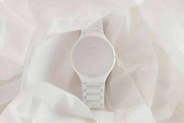 ラドー“真っ白”な新作腕時計、パーツや文字をワントーンに統一した究極のシンプルウォッチ