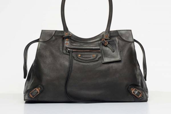 バレンシアガ新作バッグ「ネオ クラシック ユーズド」ボディやディテールなどにエイジング加工