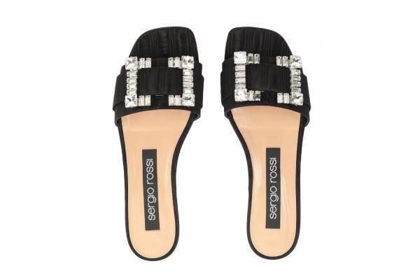 セルジオ ロッシの新作スライドサンダル、90年代デザイン着想のロゴ入りバックルを配して