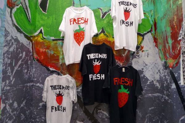 コム デ ギャルソン、エッジィな“苺や犬”モチーフのTシャツ - トレーディングミュージアムで販売