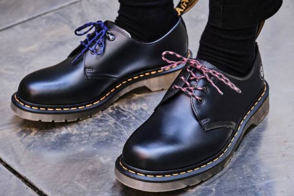 ドクターマーチン×アトモス初コラボ、カラフルシューレースの「1461」3ホールシューズ