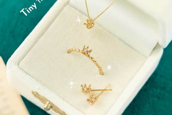 ノジェス“ミニチュア”お守りジュエリー、小さなクラウン・鍵・香水瓶モチーフに輝くダイヤモンド