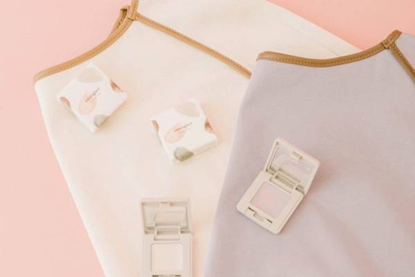 センスオブプレイス バイ アーバンリサーチ「ナチュラグラッセ」コスメ着想のくすみカラーポンチョ