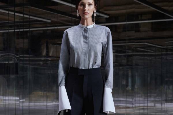 フェンディのキム・ジョーンズによる限定サテンドレスやバッグなど、銀座店で