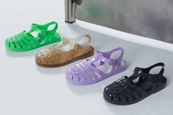 メリッサ新作PVC素材のクリアスニーカー＆編み込みサンダル、仏ロンバートとコラボ