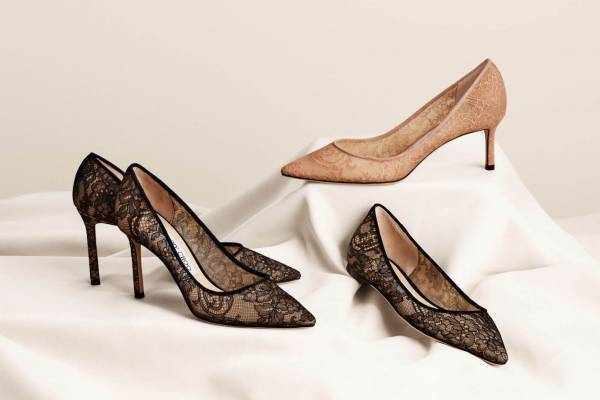 ジミー チュウ“フローラルレース”のポインテッドトゥパンプス「ロミー」、ピンクやブラックで