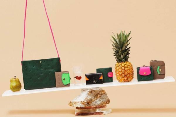 イル ビゾンテ“ネオンカラー”のレザーバッグ＆革小物、星型エンボスのミニバッグなど