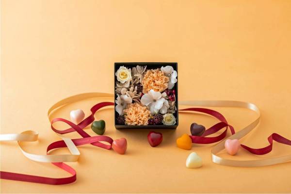 ピエール マルコリーニ母の日限定チョコボックス、オレンジのカーネーション入りフラワーボックスを添えて