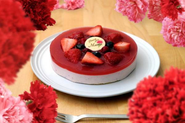 フォルマの“母の日”苺たっぷりレアチーズケーキ、フレッシュ苺＆木いちごやブルーベリーを飾って