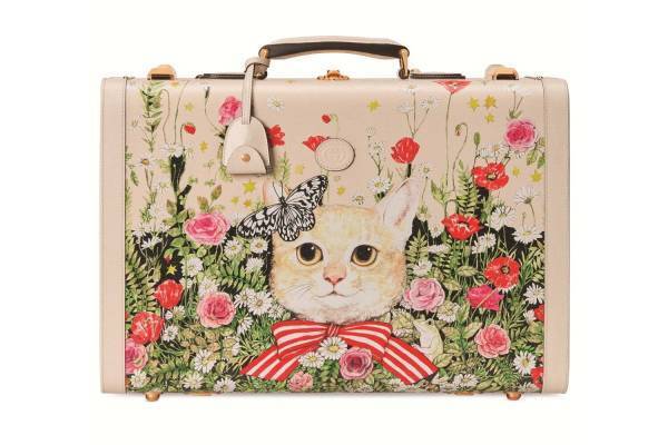 銀座「グッチ並木」限定ヒグチユウコのコラボバッグ＆財布など、“春の庭園”背景にネコやカエル