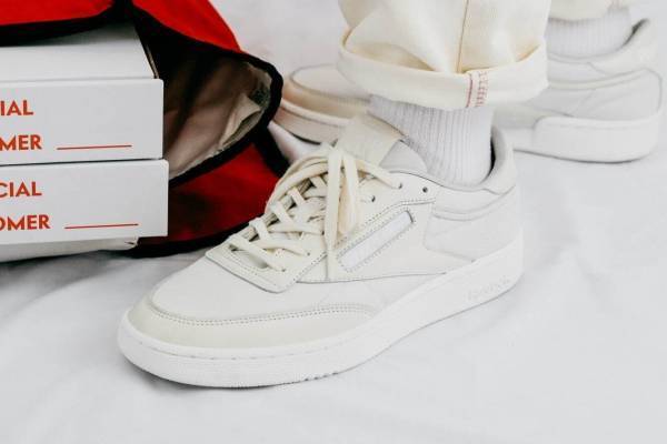 リーボック×ピザ スライスのスニーカー「クラブ C」“チーズ”着想のベージュカラーで