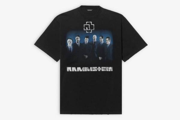 バレンシアガ×独ロックバンド・ラムシュタイン、ロゴやグラフィックを配したTシャツやフーディー