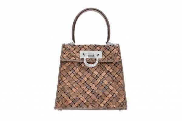 サルヴァトーレ フェラガモ、ガンチーニ輝く“コルク”の限定バッグ「アース トップ ハンドル」