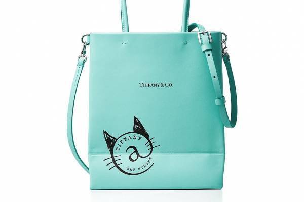 「ティファニー＠キャットストリート」ショッピングバッグ着想のレザーバッグ、“キャットモチーフ”入り