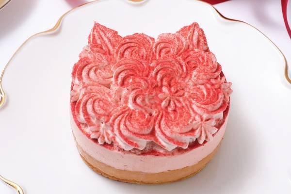 ねこねこチーズケーキ“苺尽くし”の限定フレーバー、苺風味のホイップ＆パウダーをたっぷり