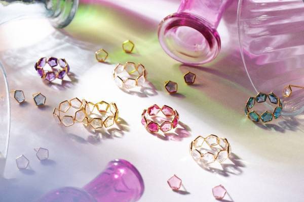 ウパラのカラフル天然石ジュエリー、“幸福を呼び込む”五角形ストーンのリング＆ピアスなど