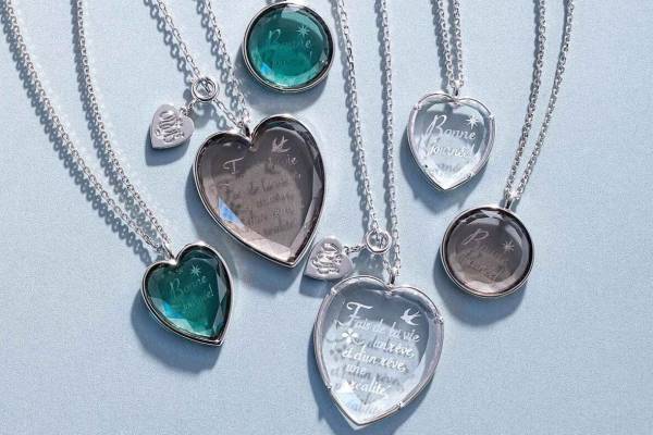 ヴァンドームブティック21年夏新作「メッセージ ペンダント」仏語メッセージ入り“お守り”ジュエリー